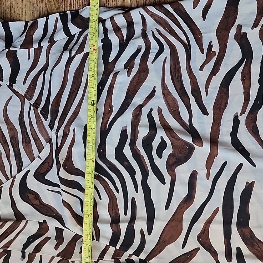 (M) CAbi Animal Print Blouse Sheer Ruffle Sleeve Romantic Nightout Vacation - Picture 7 of 8